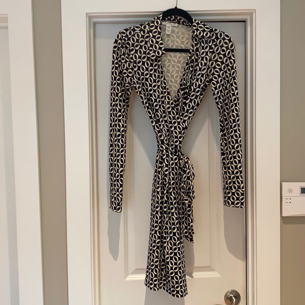 DVF classic, collar wrap dress size 6